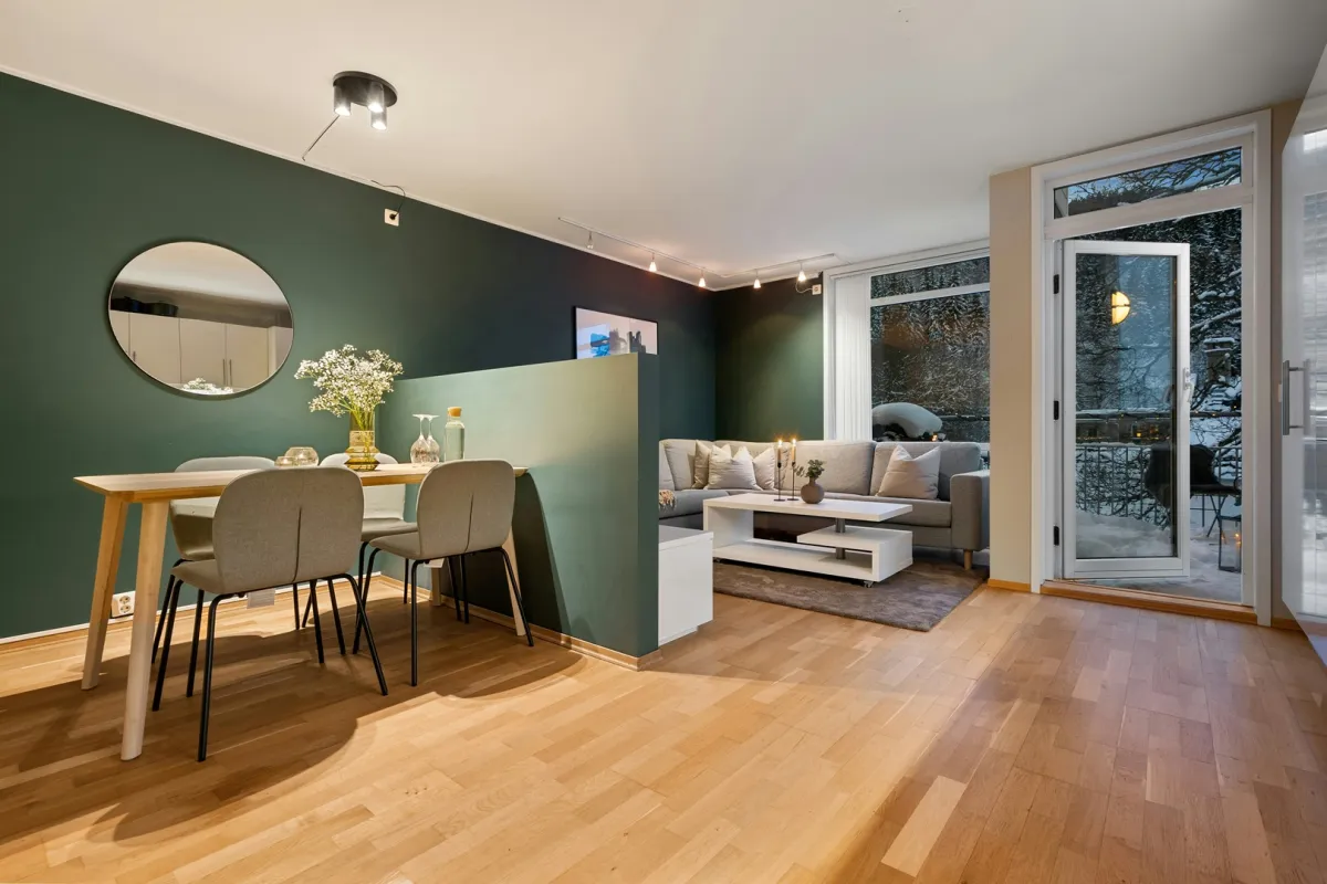 منطقة معيشة معاصرة في منزل جبلي