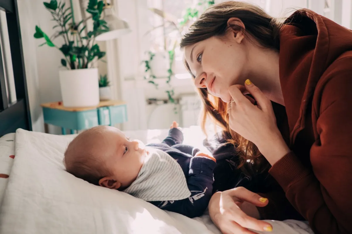 صورة أم مع مولودها