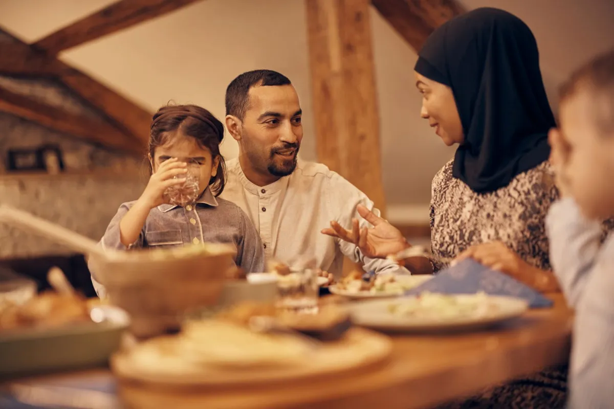 صورة عائلة تأكل