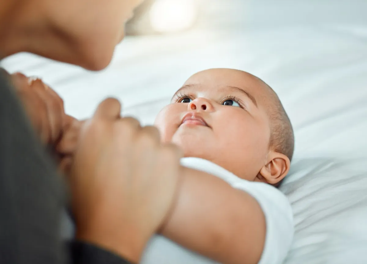 صورة أم مع طفلها