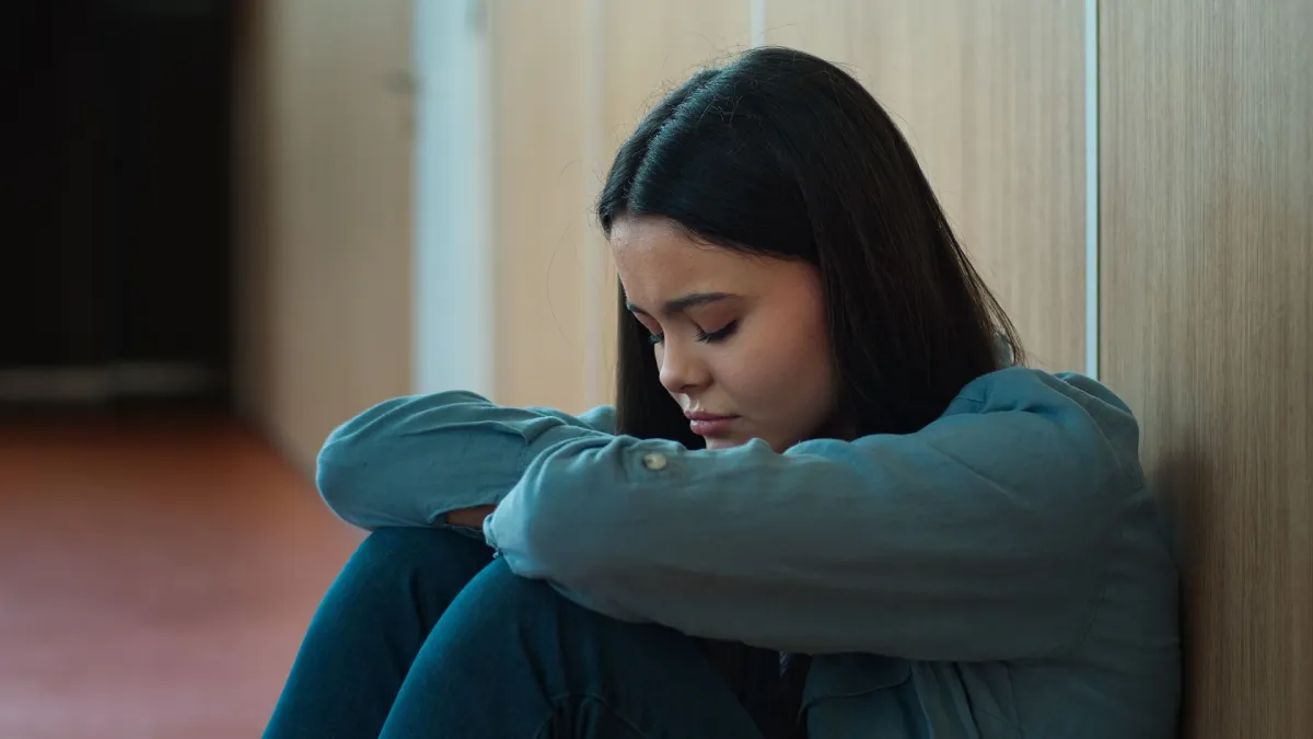 صورة مراهقة تمر بضغوط نفسية