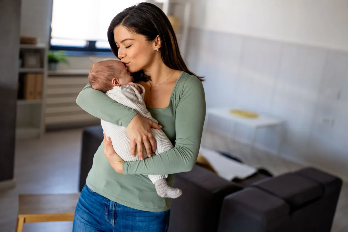 صورة أم تحمل المولود