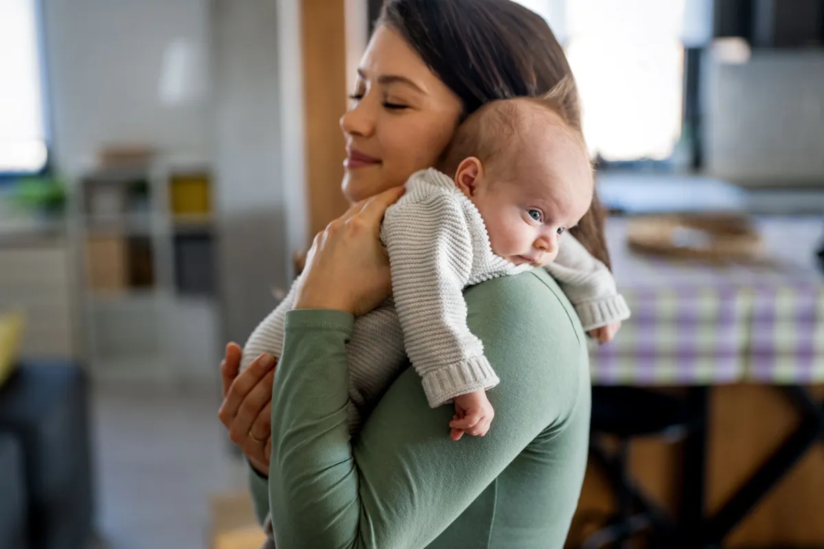 صورة أم تحمل رضيعها