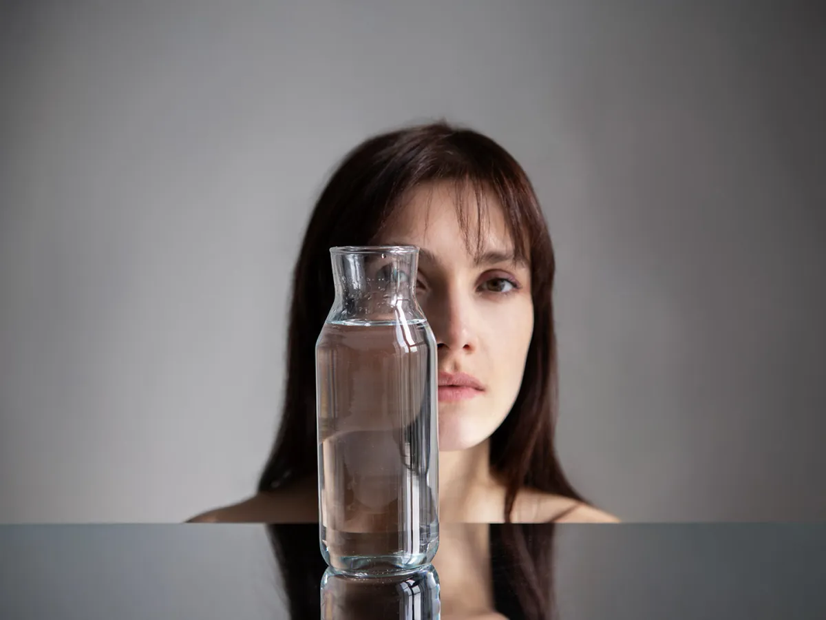 كيف تحمين نفسكِ من الجفاف ونقص السوائل؟- المصدر Image By Freepik