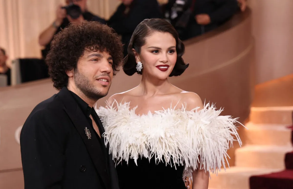 بيني بلانكو Benny Blanco وسيلينا غوميز Selena Gomez في حفل توزيع جوائزغولدن غلوب 2026. مصدر الصورة: Michael Tran / AFP