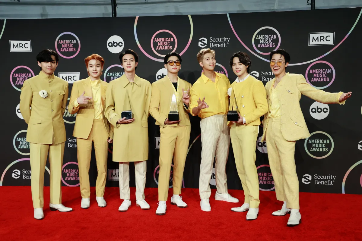 أعضاء فرقة BTS من حفل American Music Awards 2021 - مصدر الصورة: MATT WINKELMEYER / GETTY IMAGES NORTH AMERICA / GETTY IMAGES VIA AFP