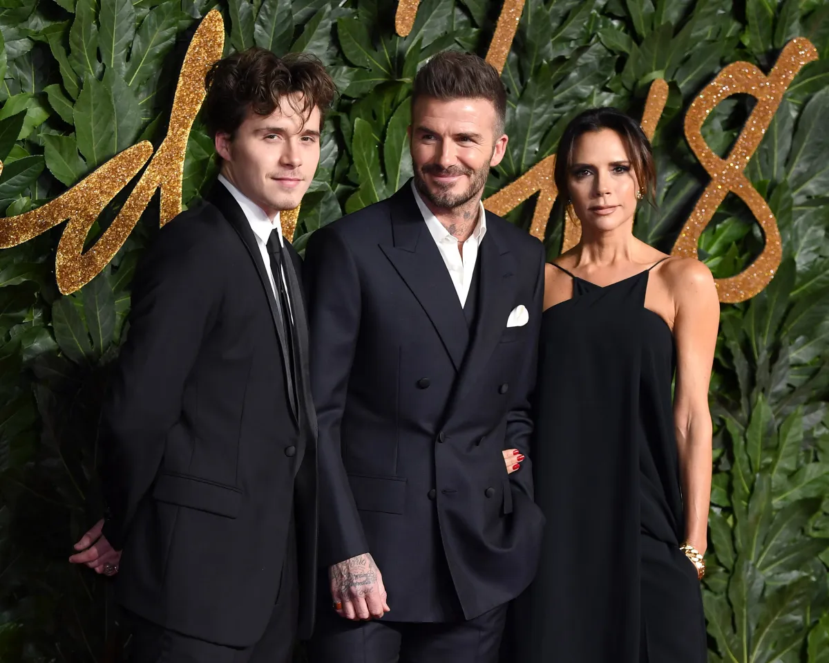ديفيد وفيكتوريا وبروكلين بيكهام David, Victoria and Brooklyn Beckham من حفل جوائز الموضة 2018 - مصدر الصورة: Karwai Tang/WireImage