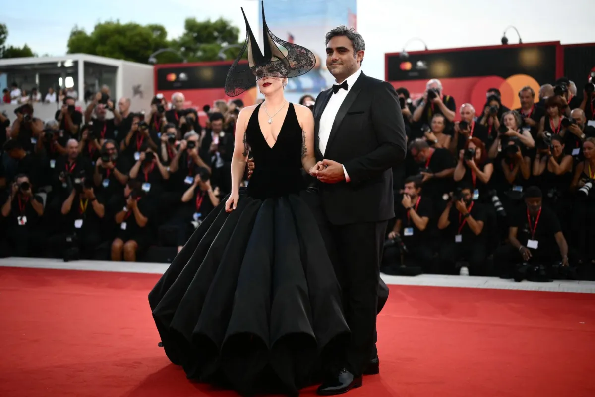 ليدي غاغا Lady Gaga ومايكل بولانسكي Michael Polansky في مهرجان فينيسيا السينمائي 2024. مصدر الصورة: Marco BERTORELLO / AFP