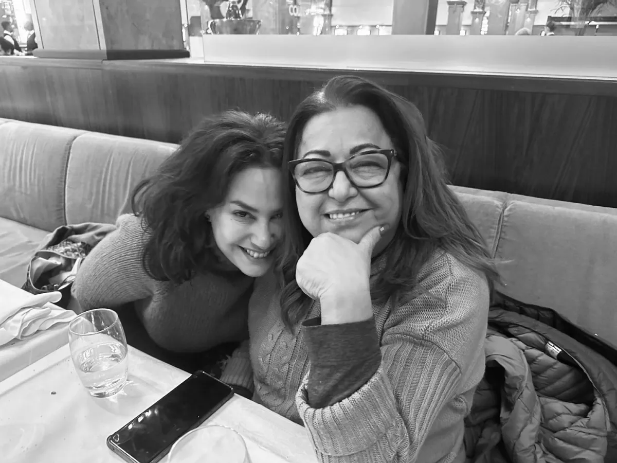 هند صبري مع والدتها الراحلة- الصورة من حسابها على فيسبوك