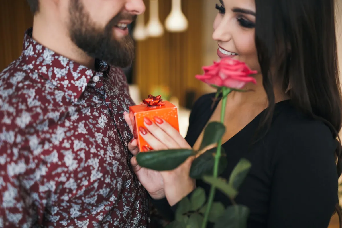 زوج يهدي زوجته هدية مميزة وزهرة جميلة