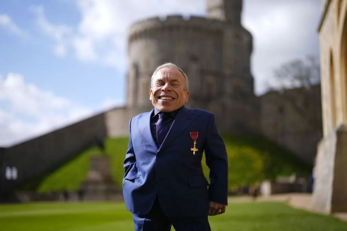 وارويك ديفيس عقب تكريمه في قلعة وندسور  (Photo by Jordan Pettitt / POOL / AFP)