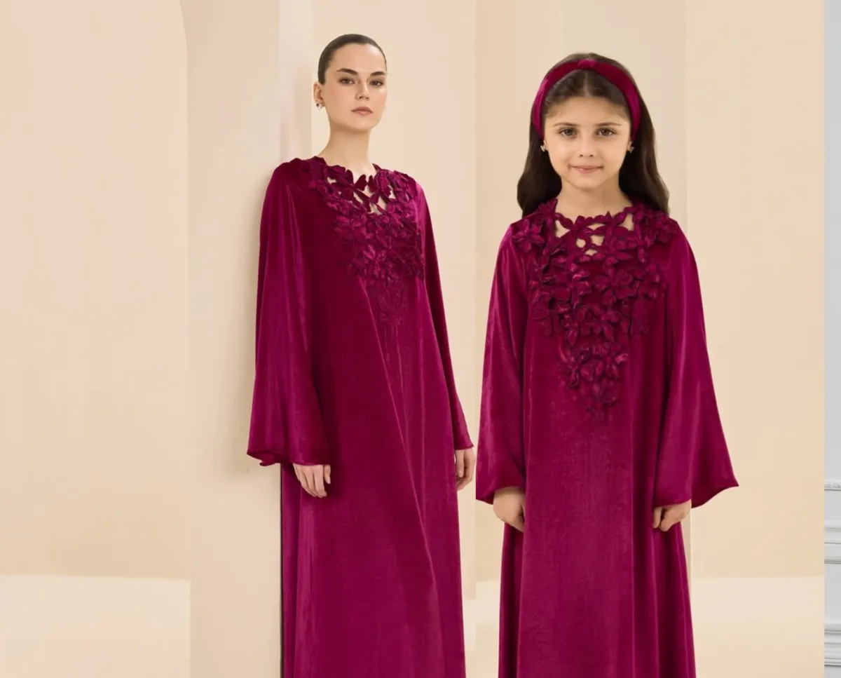 عبايات للأم والابنة من أناتومي-  الصورة من العلامة