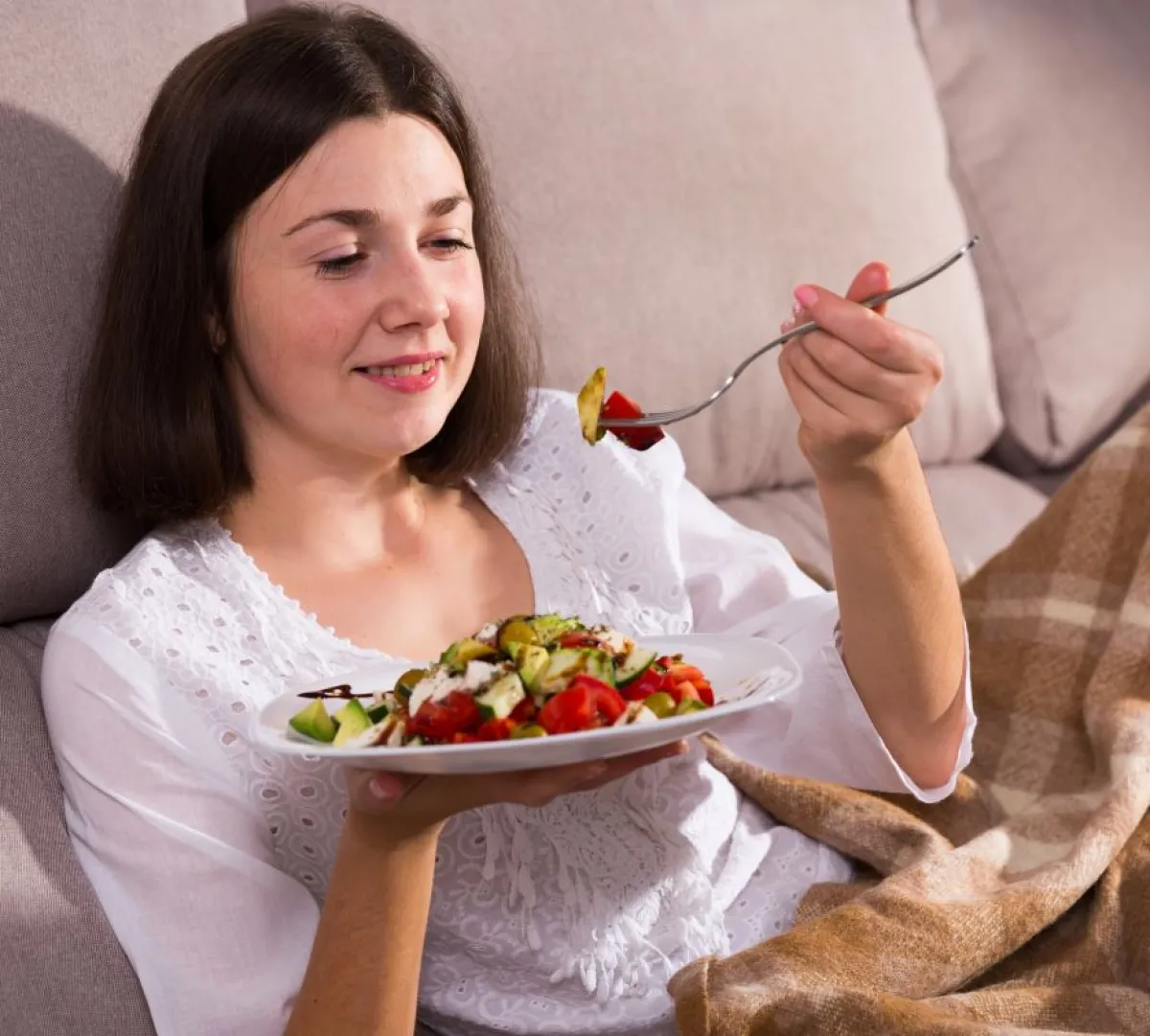 صورة لأم تأكل طبقا صحيا