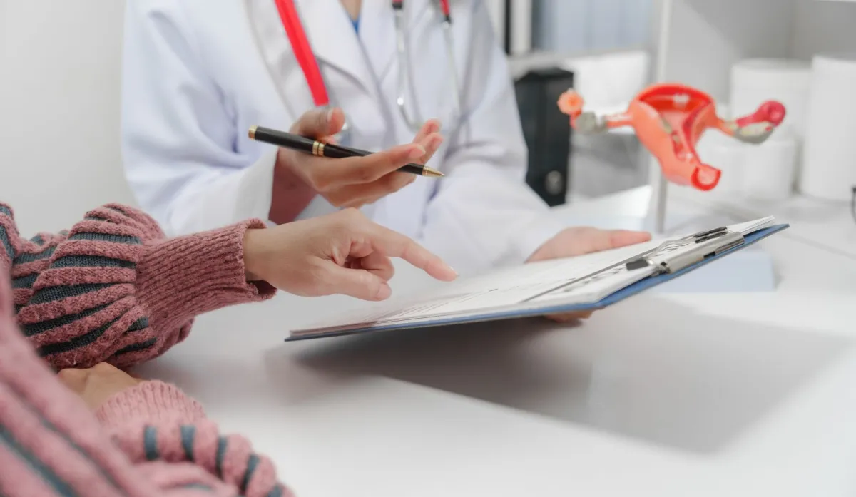 صورة طبيبة تشرح