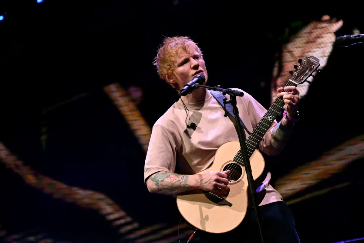إد شيران في بوسطن، ماساتشوستس ( Ed Sheeran in Boston, Massachusetts). مصدر الصورة: Paras Griffin/Getty Images for for iHeartRadio/AFP