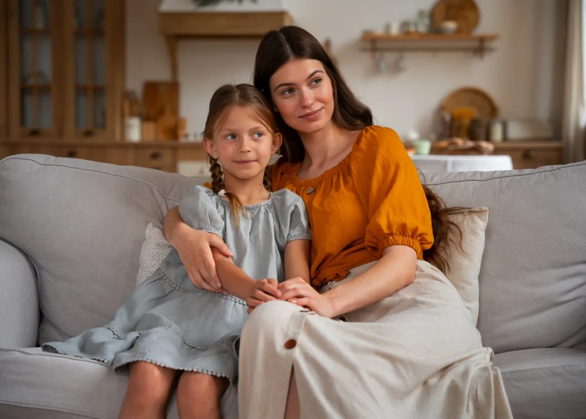 صورة لأم تحتضن طفلتها