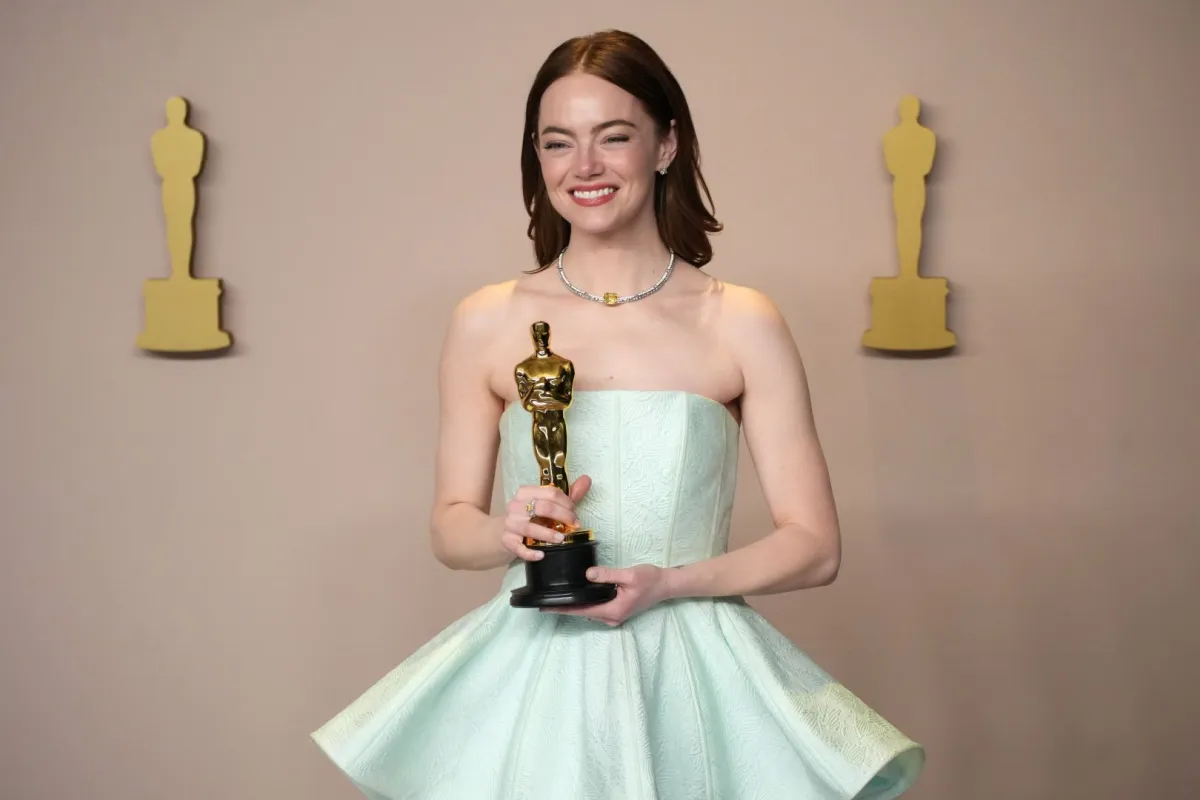إيما ستون Emma Stone في حفل توزيع جوائز أوسكار 2024. مصدر الصورة:  Jeff Kravitz/FilmMagic