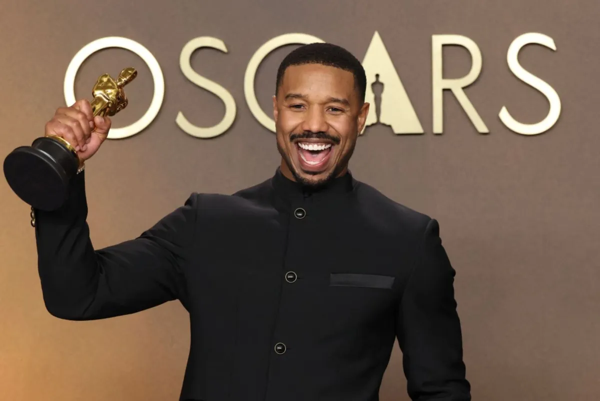 مايكل بي جوردان Michael B. Jordan في حفل توزيع جوائز أوسكار 2026. مصدر الصورة: VALERIE MACON / AFP