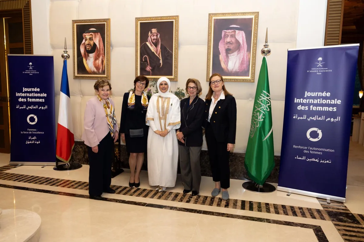 صورة تذكارية من فعالية اليوم العالمي للمرأة في سفارة السعودية بباريس.