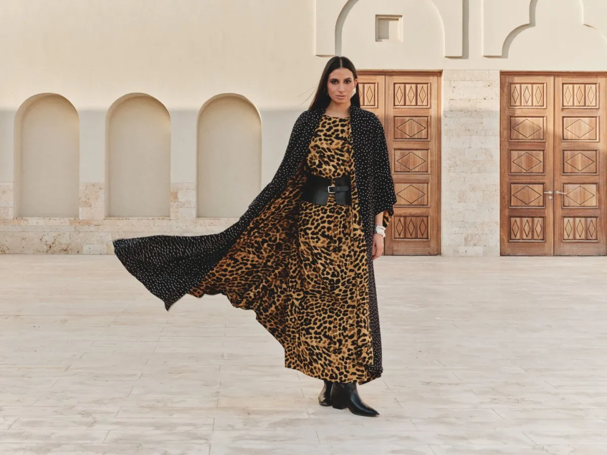 الفستان مع العباية المفتوحة من نسيبة حافظ لدى ترنديول- الصورة من العلامة