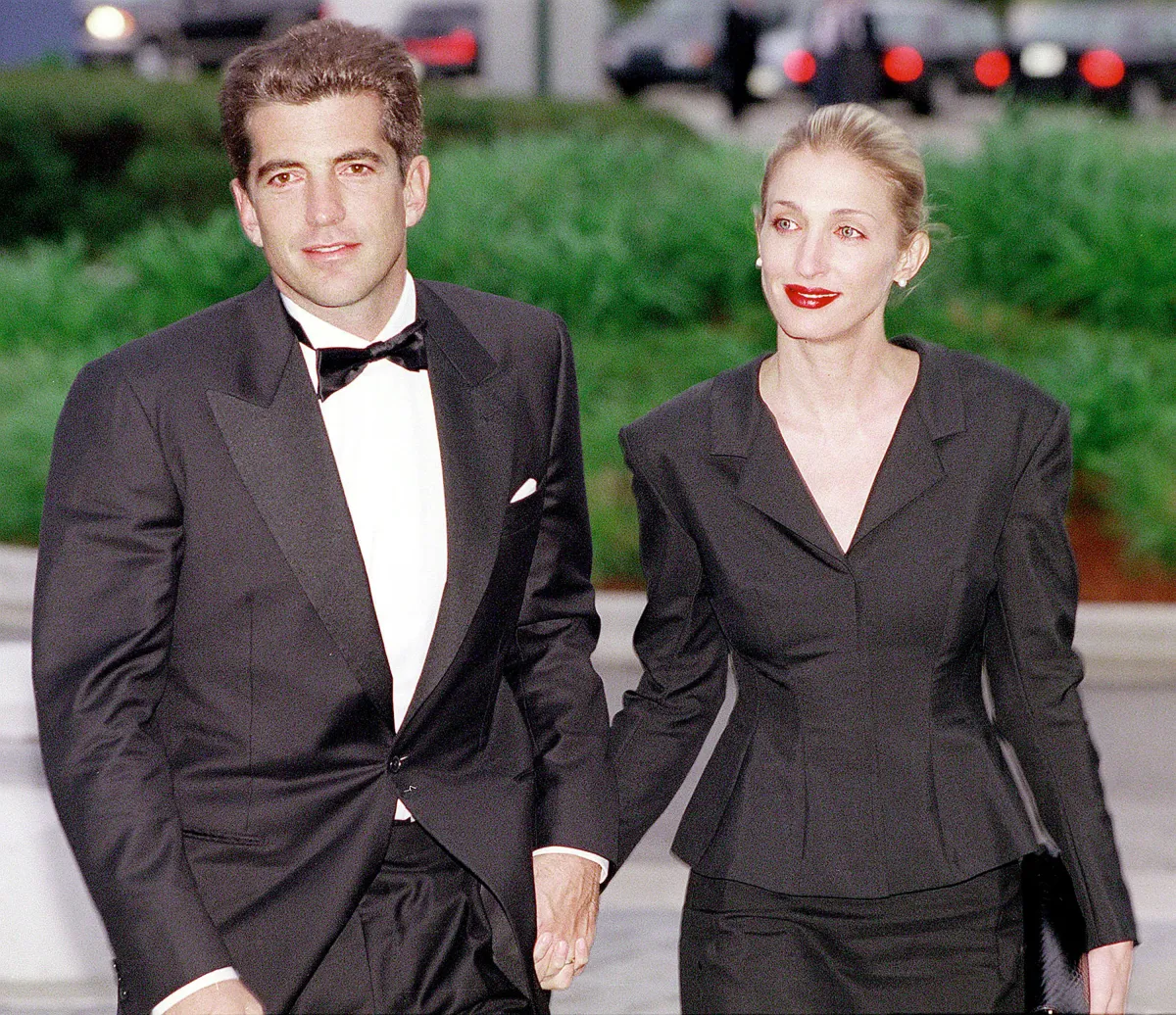 كارولين بيسيت كينيدي مع زوجها جون ف. كينيدي جونيور John F. Kennedy, Jr. and Carolyn Bessette Kennedy - (مصدر الصورة  Justin Ide/Newsmakers)