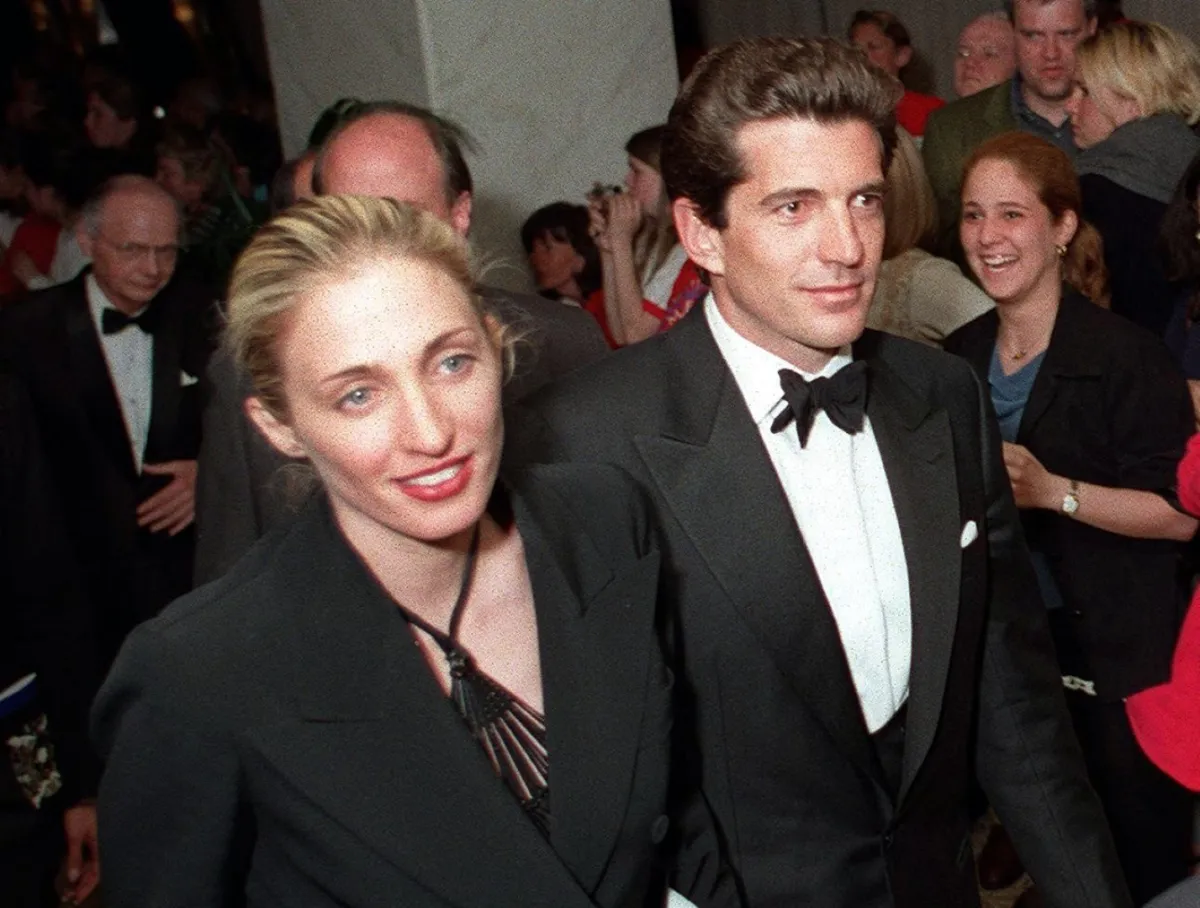 جون كينيدي الابن وزوجته كارولين بيسيت يغادران البيت الأبيض في1 مايو 1999 - مصدر الصورة MANNY CENETA / AFP