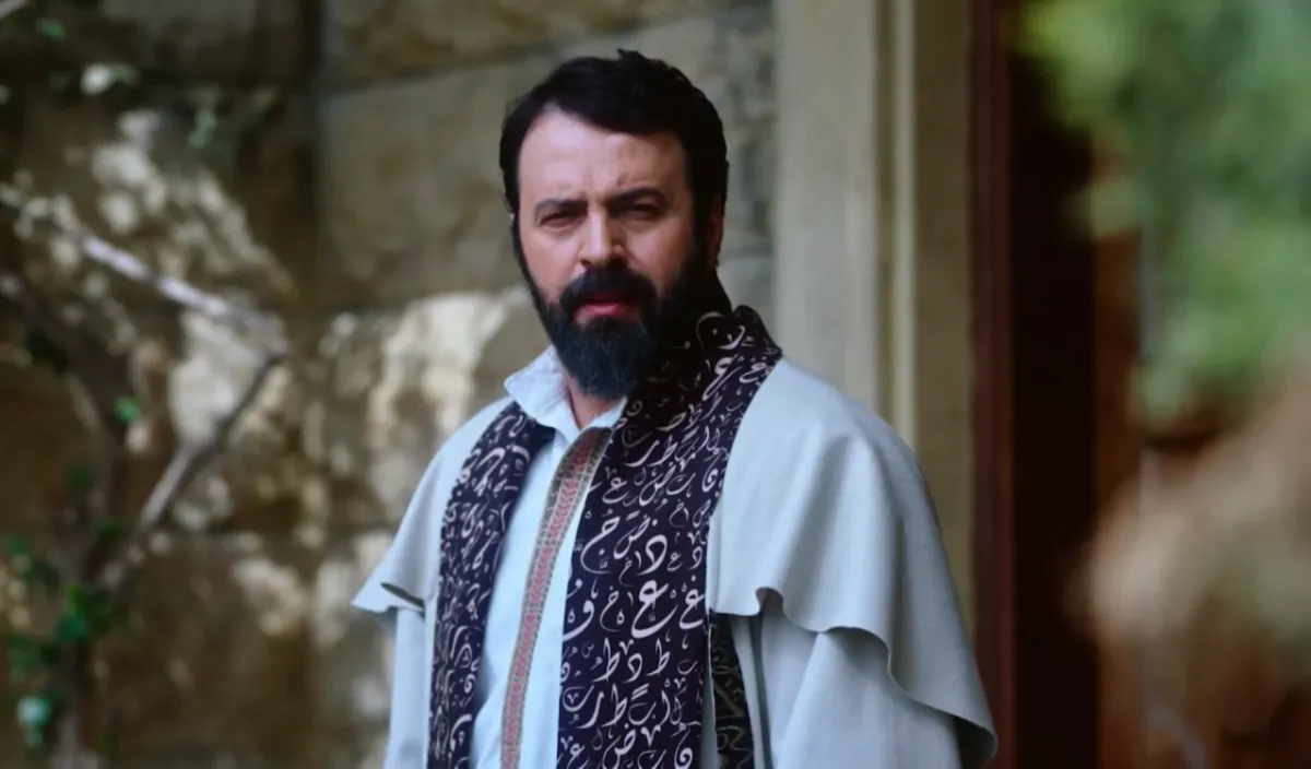 تيم حسن في مشهد من الحلقة الاخيرة بمسلسل مولانا - الصورة من شاشة عرض المسلسل