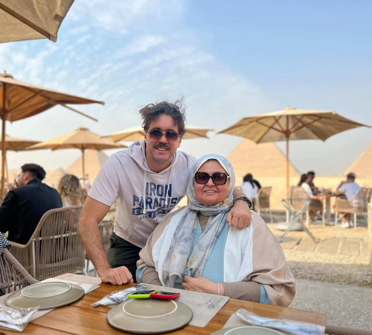 هشام ماجد ووالدته- الصورة عبر حسابه على فيس بوك