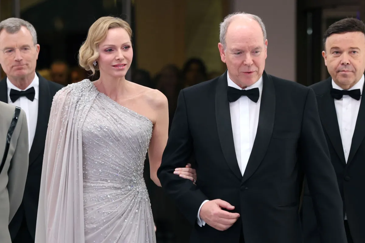 الأميرة شارلين والأمير ألبرت الثاني في نادي مونت كارلو الرياضي في موناكو (Princess Charlene and Prince Albert II at the Monte-Carlo Sporting Club in Monaco). مصدر الصورة: VALERY HACHE / AFP