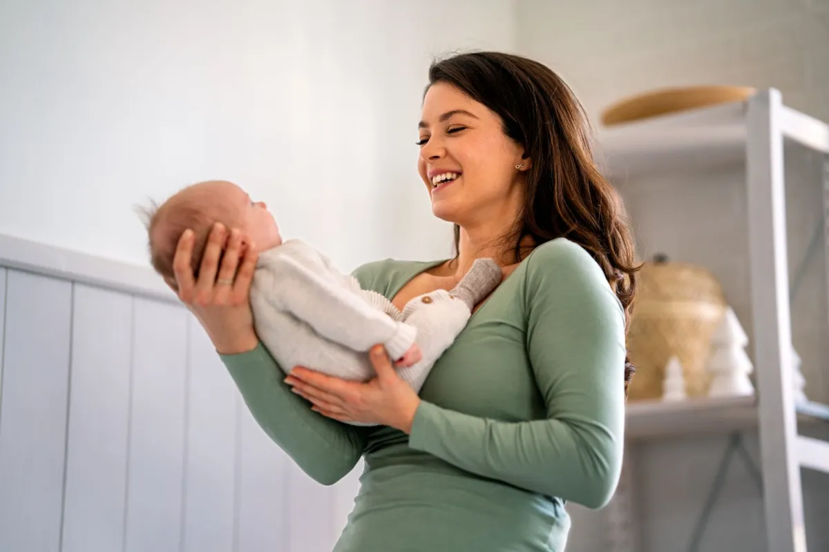 صورة أم تتفاعل مع مولودها