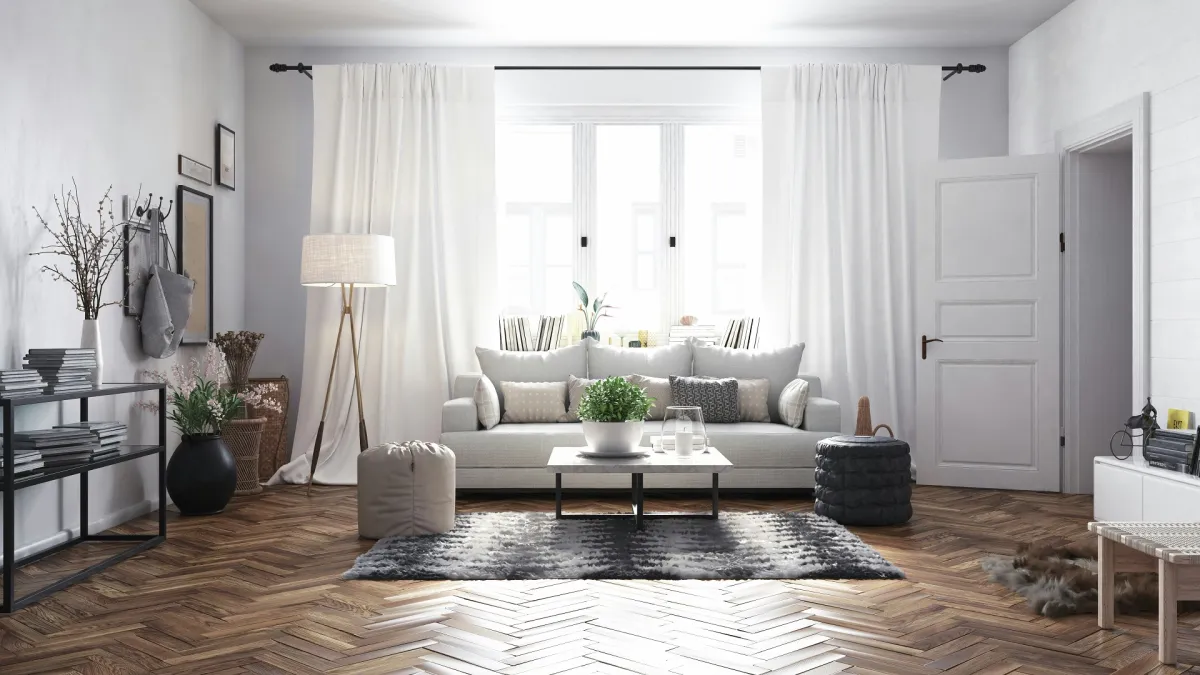 غرفة معيشة جميلة مع ستارة كثيفة تتدلى حتى الأرضية