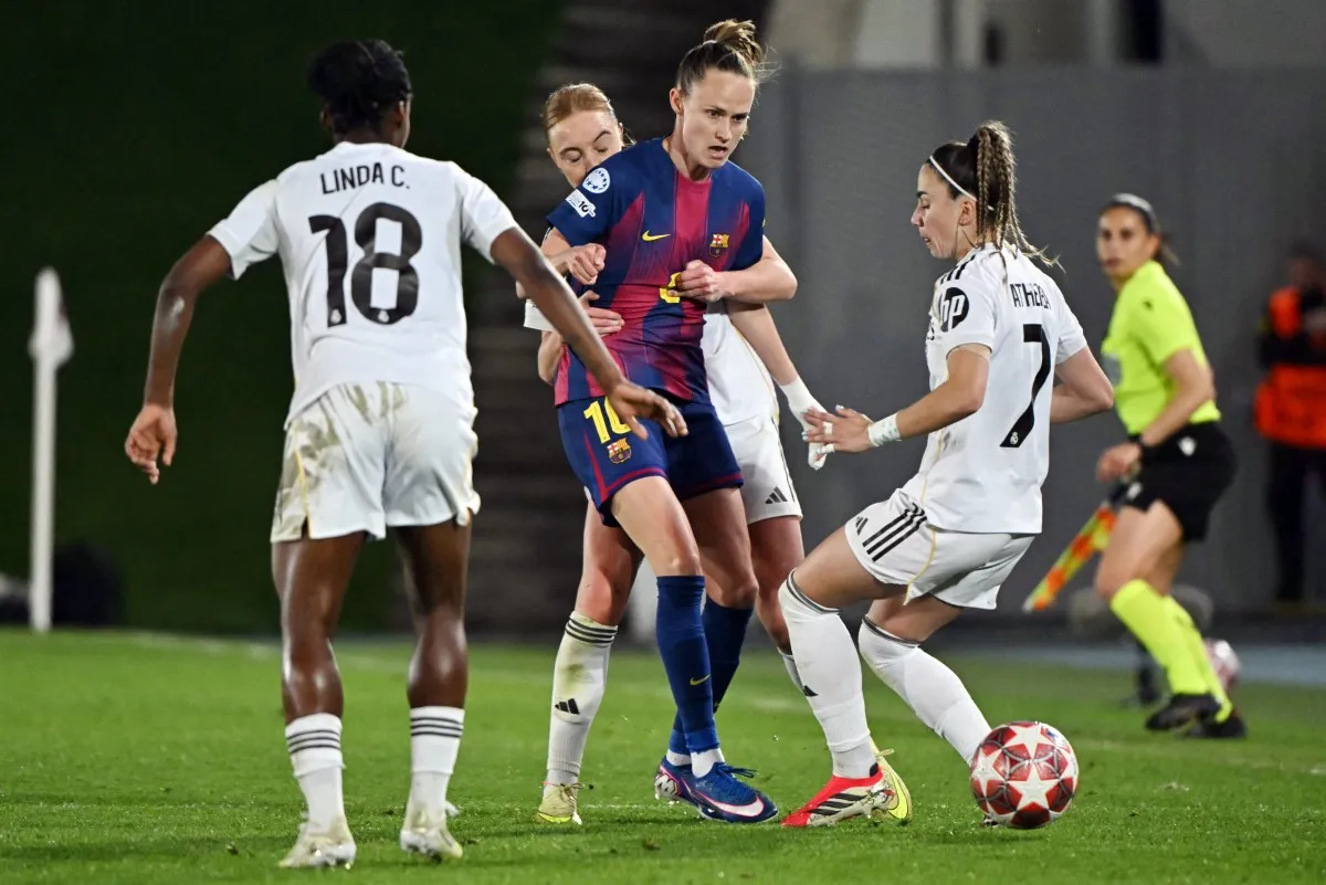 حصار مدريدي لمحاولة إيقاف خطورة كارولين هانسن  مهاجمة برشلونة (مصدر الصورة: Photo by JAVIER SORIANO/AFP)