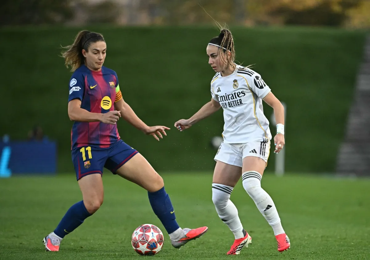 أليكسيا بوتياس قائدة برشلونة مع الإسبانية أثينيا ديل كاستيو لاعبة خط هجوم ريال مدريد خلال مواجهتهما ضمن منافسات دوري أبطال أوروبا للسيدات 2026(مصدر الصورة: Photo by JAVIER SORIANO/AFP)