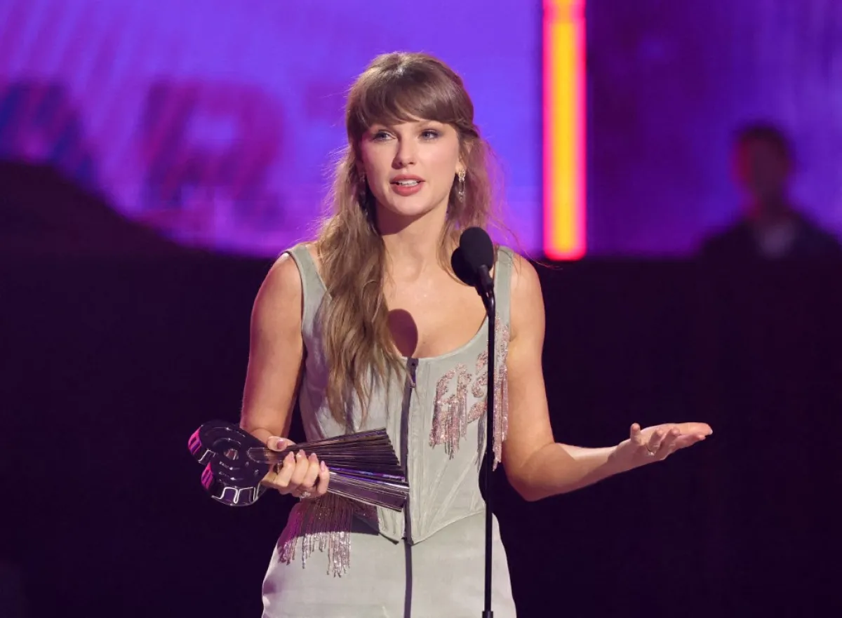 تايلور سويفت تتسلم جائزة أفضل ألبوم بوب في حفل توزيع جوائز آي هارت راديو الموسيقية لعام ٢٠٢٦- مصدر الصورة KEVIN WINTER / GETTY IMAGES NORTH AMERICA / Getty Images via AFP