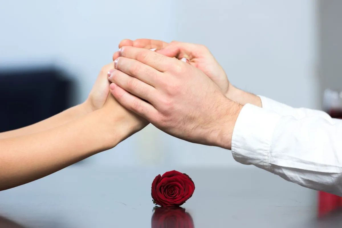 زوجة تمسك بيد زوجها دعماً وسنداً له 