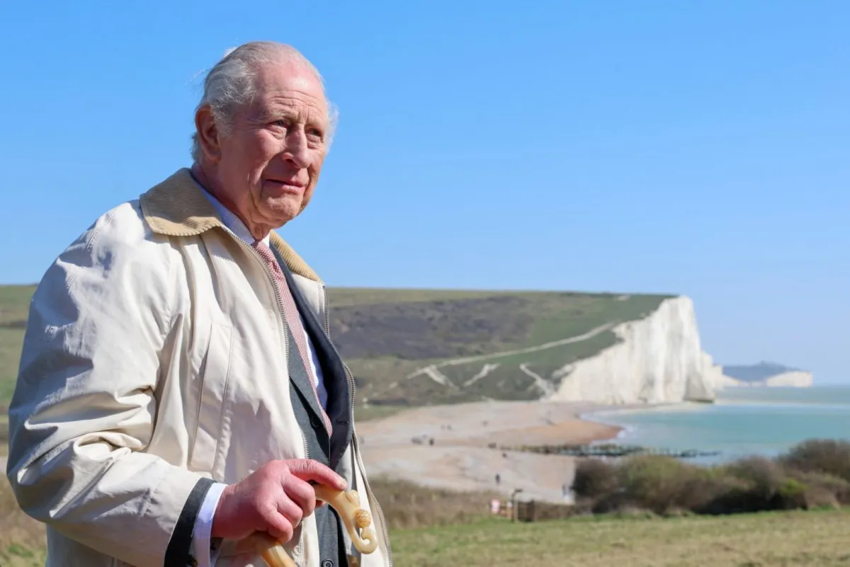 الملك تشارلز في سيفورد، جنوب شرق إنجلترا (King Charles in Seaford south east England). مصدر الصورة: Chris Jackson / POOL / AFP