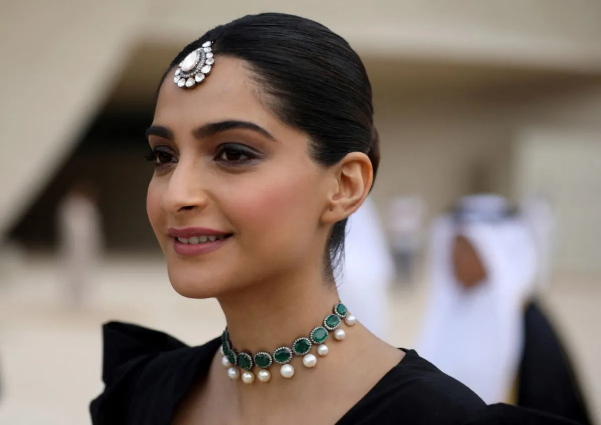 سونام كابور في الدوحة، قطر (Sonam Kapoor in Doha). مصدر الصورة: Patrick BAZ / National Museum of Qatar / AFP