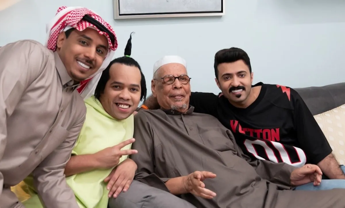 علي المدفع مع أبطال العمل- الصورة من حساب شباب البومب على الانستغرام