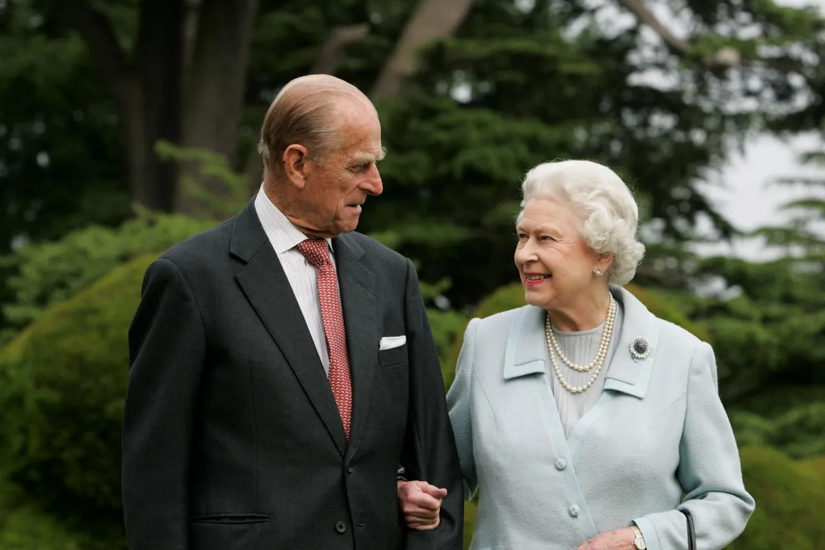 الملكة إليزابيث الثانية والأمير فيليب في برودلاندز في هامبشاير ( Queen Elizabeth II and Prince Philip at Broadlands in Hampshire). مصدر الصورة: Tim Graham/Getty Images