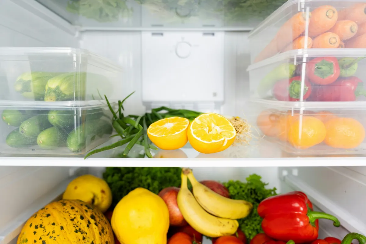 ثلاجة مليئة بالخضروات والفواكه