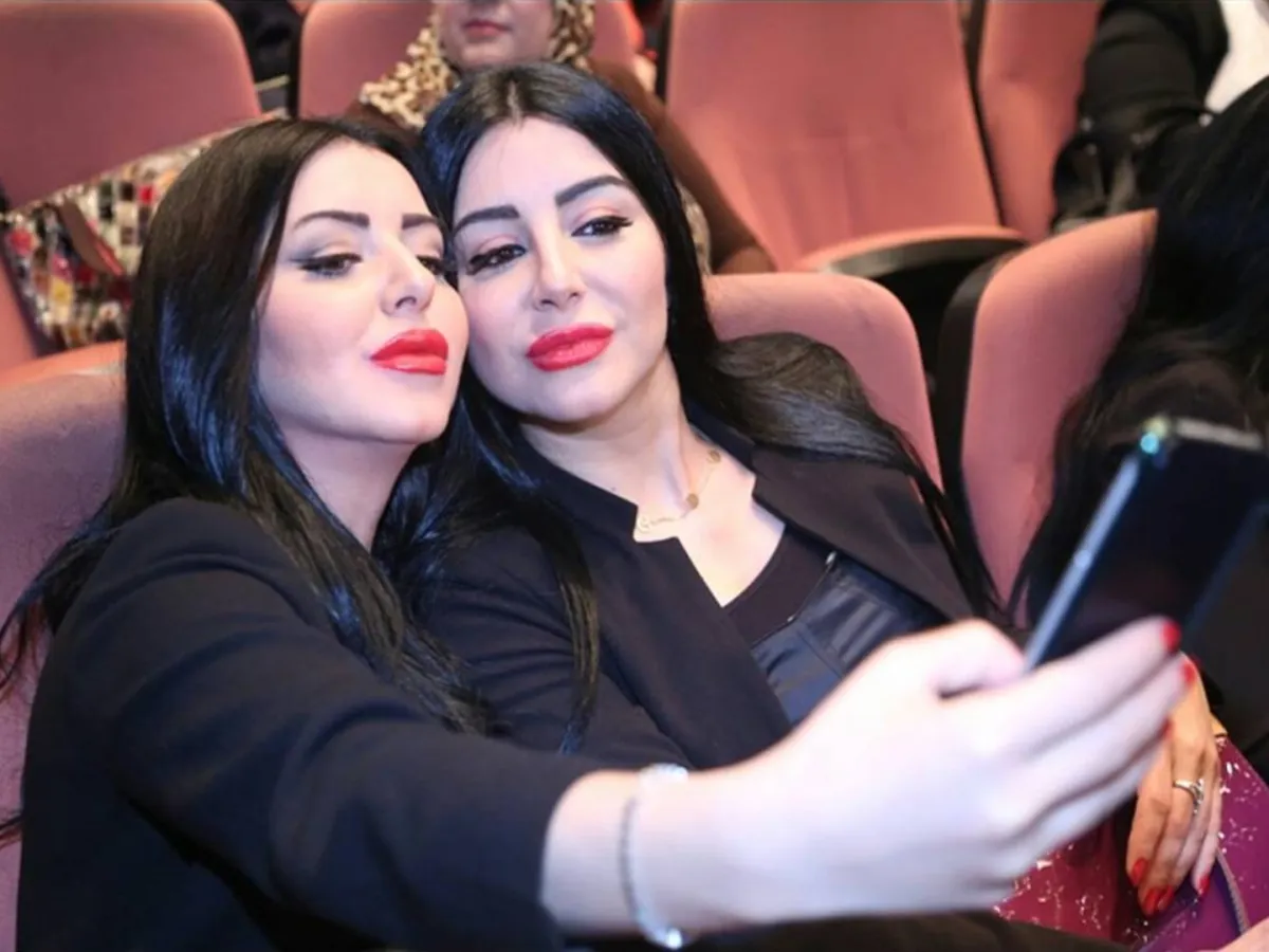 إيناس النجاروشقيقتها سوار