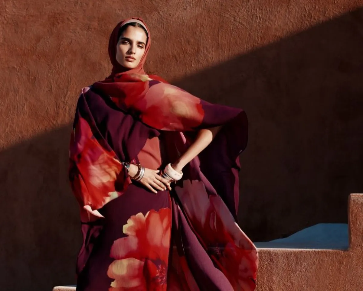 عباية من نكست Next-  الصورة من العلاقات العامة للعلامة 