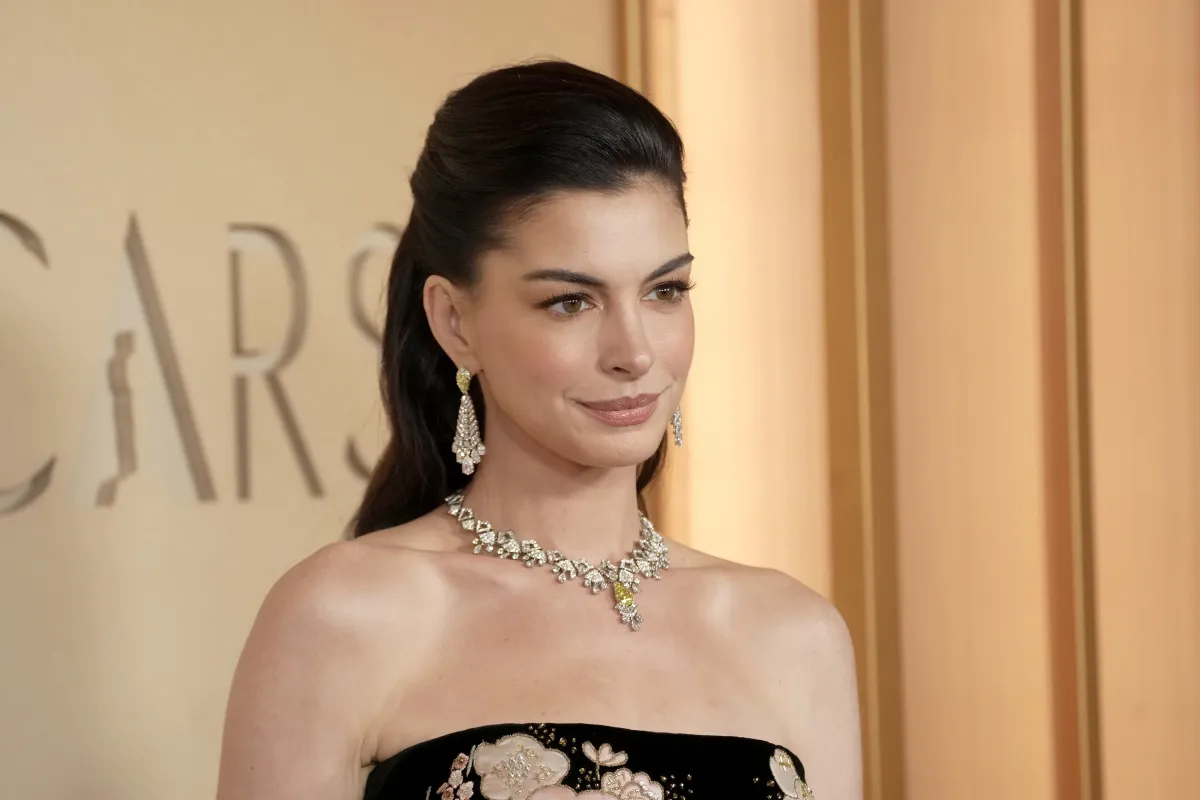  آن هاثاواي Anne Hathaway في حفل الأوسكار 2026(مصدر الصورة :by Jeff Kravitz/FilmMagic)