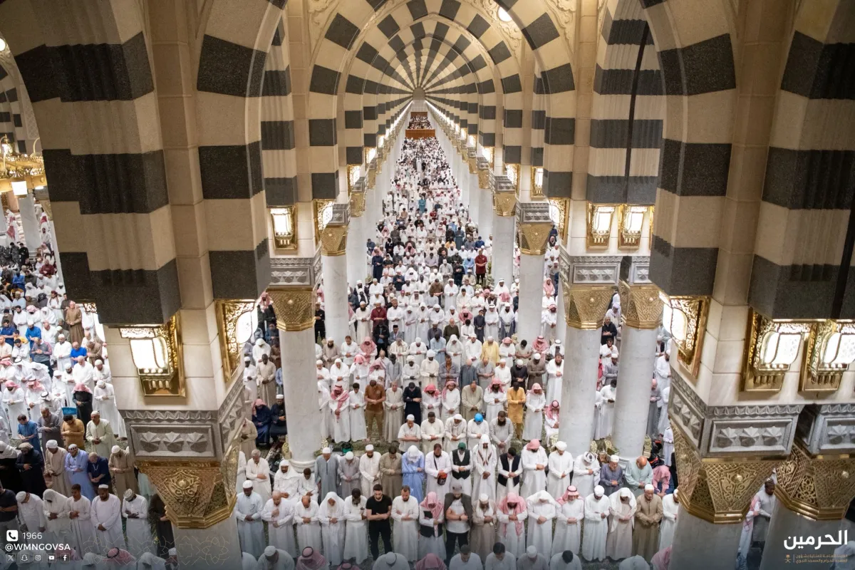 المصلون يؤدون صلاة التراويح في المسجد النبوي