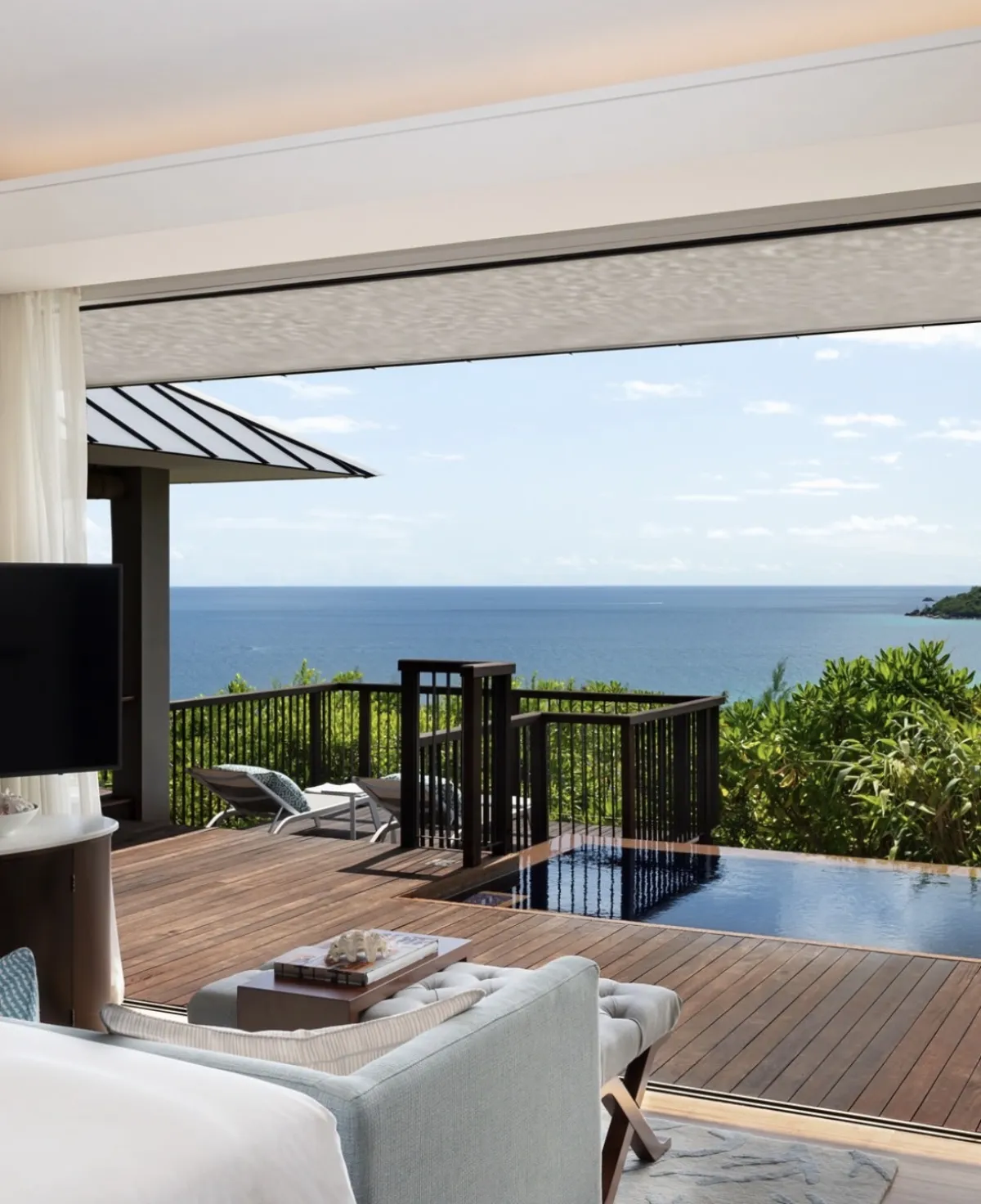 إطلالة خلابة من إحدى غرف رافلز سيشل (الصورة من صفحة rafflesseychelles الرسمية على انستغرام)