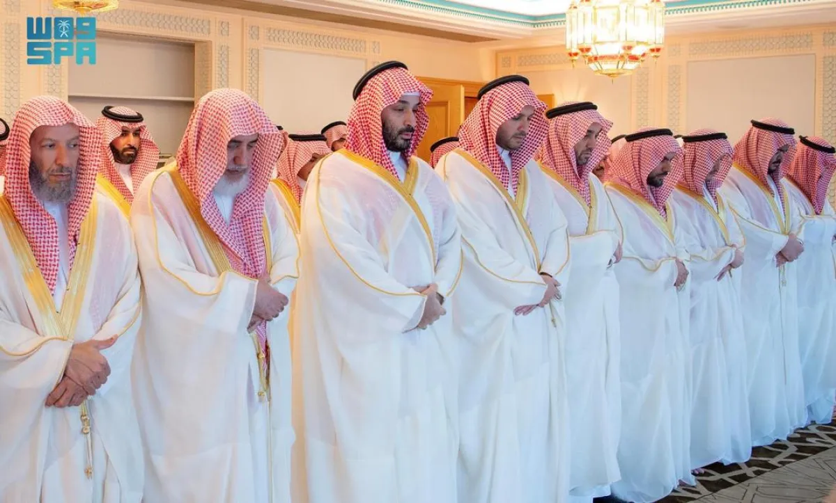ولي العهد السعودي يؤدي صلاة ‎عيد الفطر المبارك في المسجد الحرام- الصورة من واس 