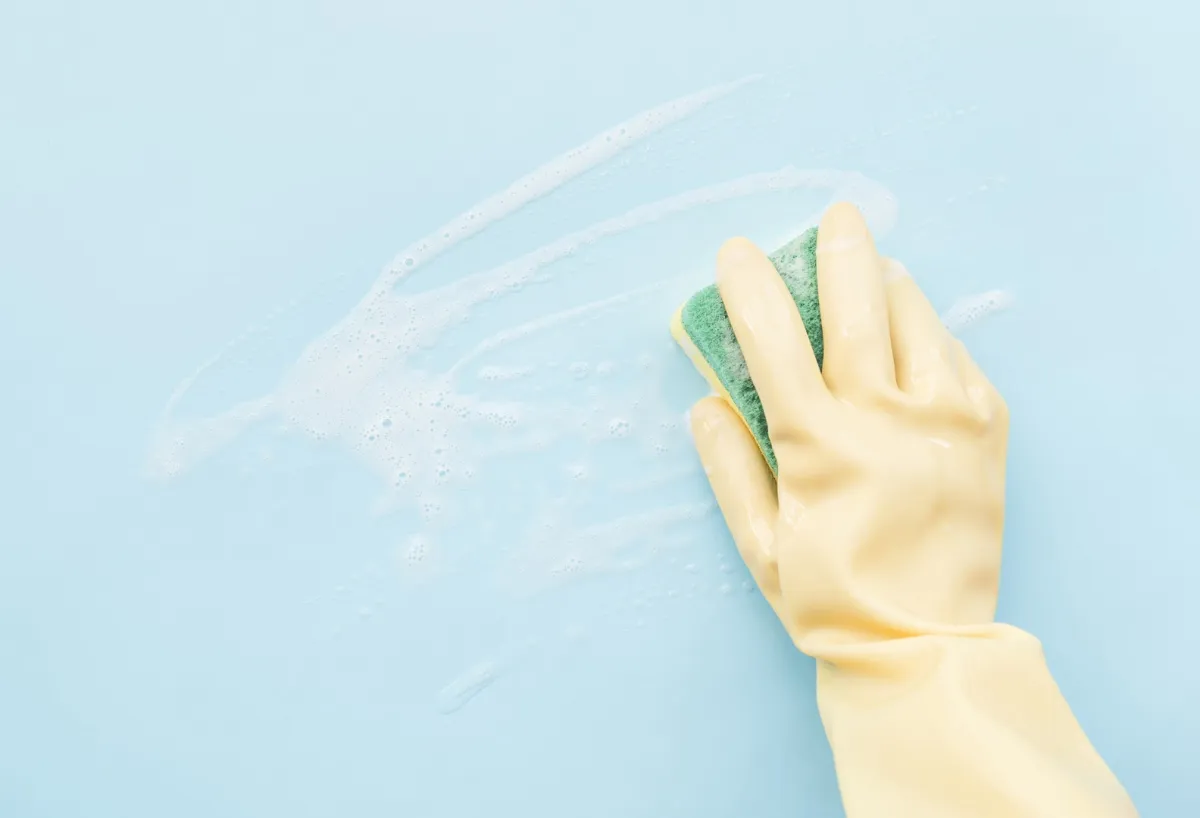 تنظيف جدار المنزل بالماء والصابون