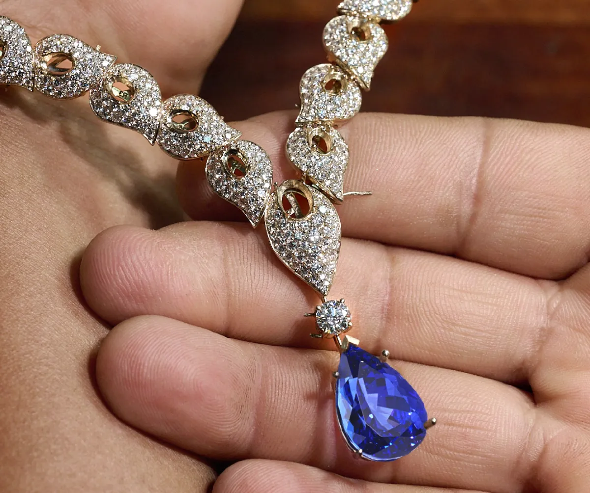 طقم المجوهرات الراقية Ivy Tanzanite من دار "معوض"