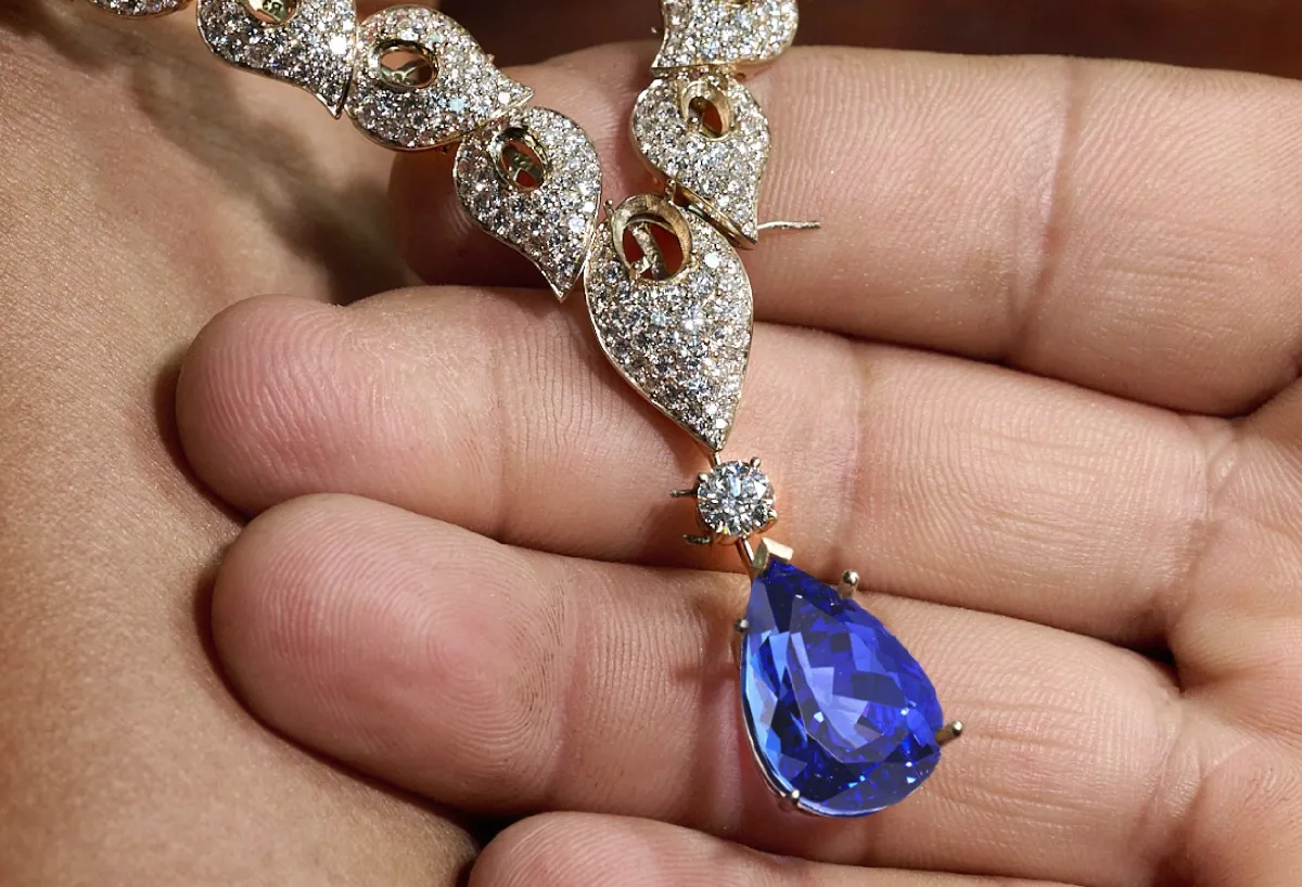 طقم المجوهرات الراقية Ivy Tanzanite من دار "معوض"