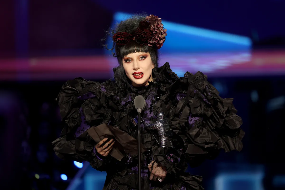 ليدي غاغا Lady Gaga تتسلم جائزة MTV VMAs لعام 2025 – مصدر الصورة Photo by MANNY CARABEL / GETTY IMAGES NORTH AMERICA / Getty Images via AFP